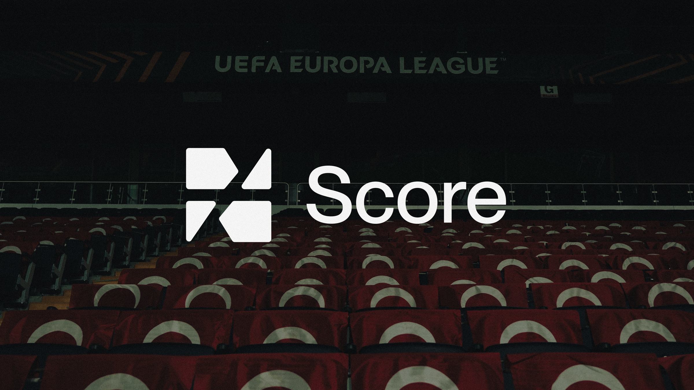 SCORE — plateforme d'analytics football, logo devant les gradins du stade