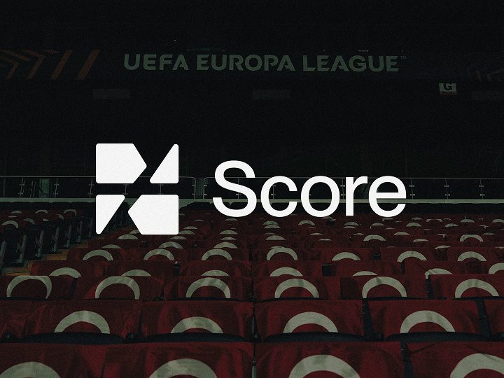 Interface SCORE — plateforme d'analytics football, logo devant les gradins du stade