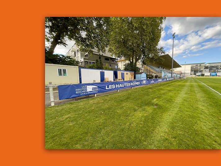 Photo du stade Tonnellé — banderole partenaire