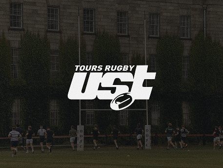 Logo US Tours Rugby devant le stade Tonnellé